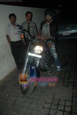 Shahid Kapoor snapped at multiplex in Juhu on 6th March 2011 (9)~0.JPG